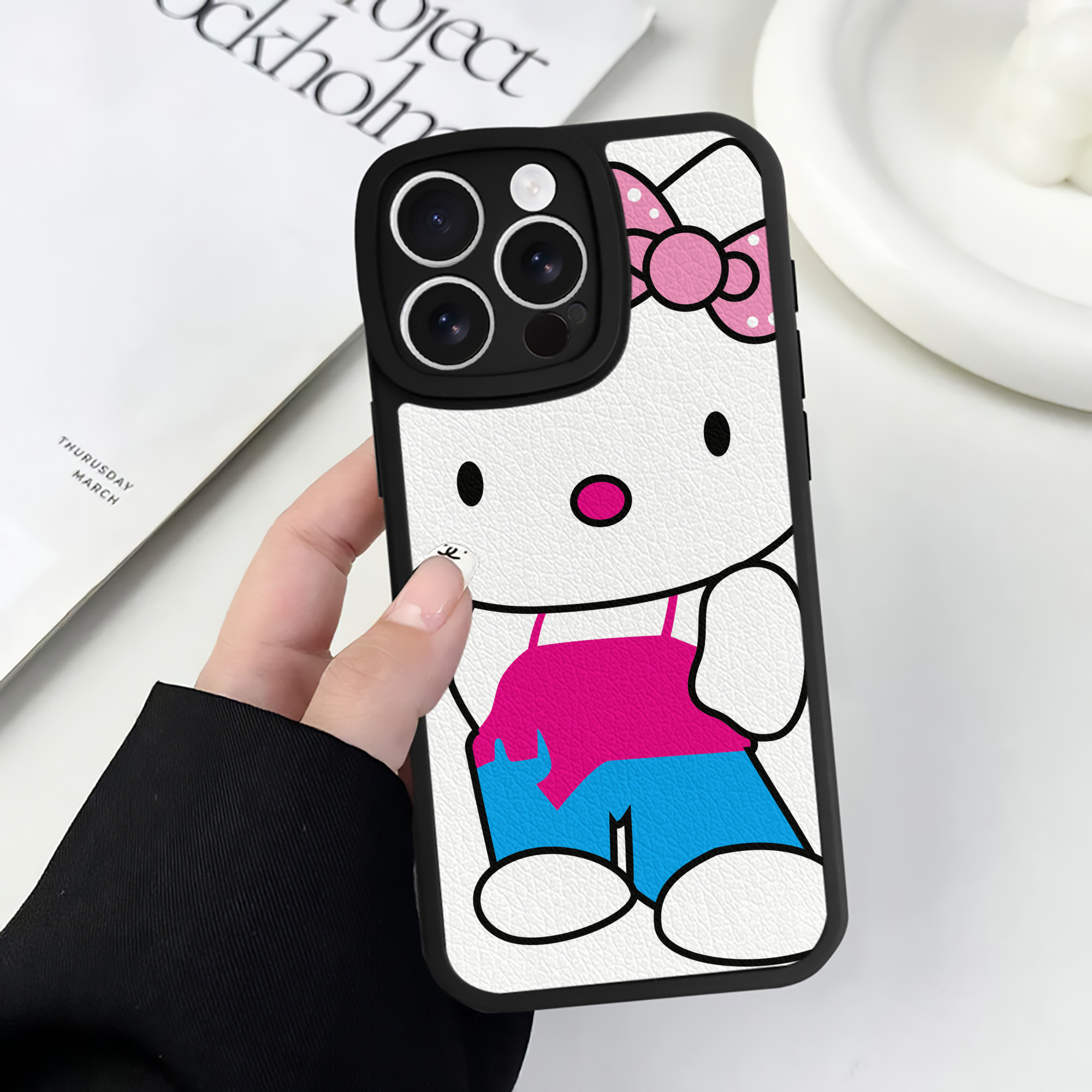（画像用） Hello Kitty ハローキティ 【iPhone 16シリーズ対応】シリコンスマホケース（レザー調） 材質：シリコン